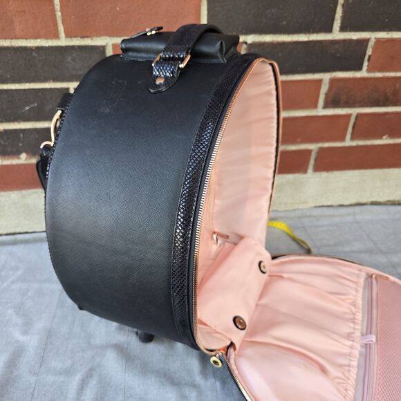 Chic Black Round Travel Bag - Picture 14 of 15